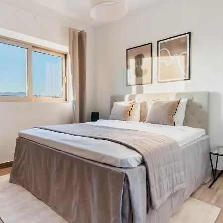 Delightful 1-bedroom Holiday With Balcony All Yours Appartamento *