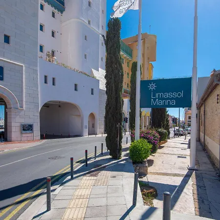 Delightful 1-bedroom Holiday With Balcony All Yours *